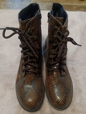 Whitemt. Boots
